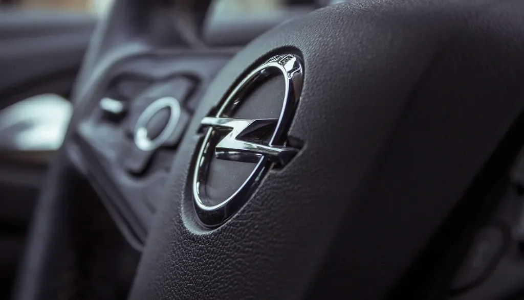 Uszkodzony Opel na aukcji – jakie informacje sprawdzić przed licytacją?