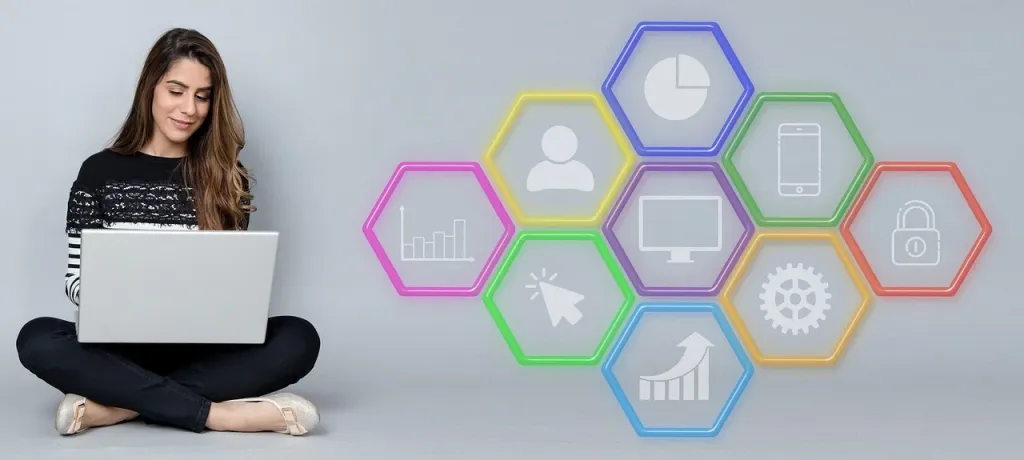 Nowoczesne biurko z tabletem i symbolem wzrostu, obrazujące strategiczne znaczenie marketingu dla rozwoju firmy.
